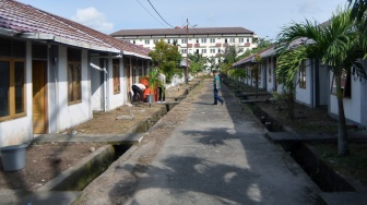 Sejumlah pekerja membersihkan rumah khusus (rusus) di Lubuk Buaya, Padang, Sumatera Barat, Jumat (5/12/2025). [ANTARA FOTO/Iggoy el Fitra/bar]