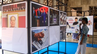 Pengunjung mengamati sejumlah karya yang ditampilkan pada pameran Haluan Merah Putih di selasar Al Fattah, Masjid Istiqlal, Jakarta, Jumat (5/12/2025). [Suara.com/Alfian Winanto]