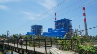 Di Bawah Bayang Cerobong: Kisah Warga Cilacap Mempertahankan Ruang Hidup yang Kian Menyempit