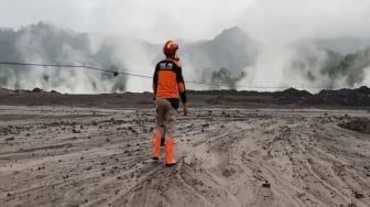 Banjir Lahar Semeru Terjang Pemukiman Warga Lumajang, Ratusan KK Mengungsi ke Perbukitan