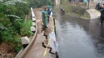 Sukabumi Dikepung Banjir! Sawah Jadi Beton, Kantor Desa Terendam hingga Jalan Utama Retak