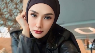 Bukan Cucu, Ternyata Mulan Jameela dan Ahmad Dhani Adopsi Anak!