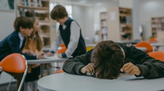 Sering Tak Dianggap, Ini Dampak Bullying Bagi Bystander