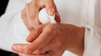 5 Body Lotion dengan Kolagen untuk Usia 50-an, Kulit Kencang dan Halus