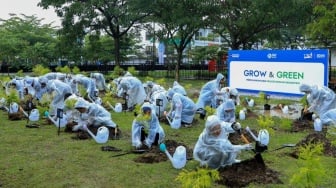 Bersama dengan Penerima Manfaat di Bandung, BRI Jalankan Program Menanam  Grow & Green