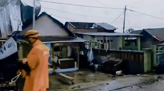 Ratusan Rumah Warga Gresik Rusak Diterjang Puting Beliung, Mayoritas Atap Lepas!