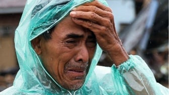 Mencari yang Dicintai di Antara Lumpur dan Air Mata