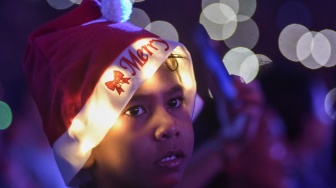 Jemaat berdoa pada perayaan Natal Gereja Tiberias Indonesia di Stadion Utama Gelora Bung Karno, Jakarta Pusat, Sabtu (6/12/2025). [ANTARA FOTO/Fakhri Hermansyah/foc]