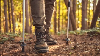 Naik Gunung Sebaiknya Pakai Sepatu Apa? Ini 5 Rekomendasi Tangguhnya