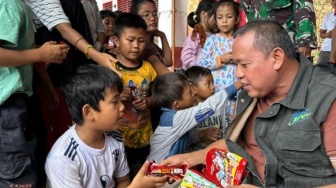 Wali Kota Bekasi Bagi-bagi Mainan untuk Anak-anak Korban Banjir