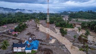 Foto udara Sungai Nanggang yang meninggi di kawasan permukiman bekas terdampak banjir bandang di Jorong Kayu Pasak, Nagari Salareh Aia, Palembayan, Agam, Sumatera Barat, Sabtu (6/12/2025). [ANTARA FOTO/Wahdi Septiawan/foc]
