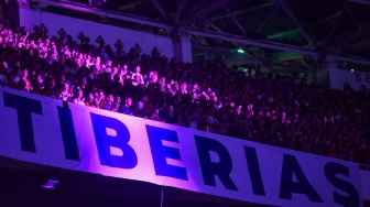 Jemaat berdoa pada perayaan Natal Gereja Tiberias Indonesia di Stadion Utama Gelora Bung Karno, Jakarta Pusat, Sabtu (6/12/2025). [ANTARA FOTO/Fakhri Hermansyah/foc]