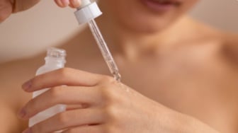 5 Serum Niacinamide dan Retinol Terbaik, Wajah Cerah dan Kencang di Usia 40 Tahun ke Atas