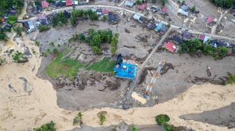 Foto udara Sungai Nanggang yang meninggi di kawasan permukiman bekas terdampak banjir bandang di Jorong Kayu Pasak, Nagari Salareh Aia, Palembayan, Agam, Sumatera Barat, Sabtu (6/12/2025). [ANTARA FOTO/Wahdi Septiawan/foc]
