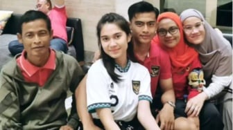 Ayah Pratama Arhan Meninggal, Momen Azizah Salsha Melayat ke Rumah Duka Mantan Mertua Disorot