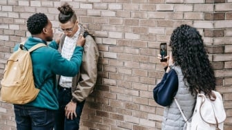 Permalukan Orang Jadi Hiburan: Fenomena Prank yang Melenceng Jadi Bullying!