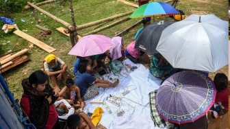 Sejumlah pengungsi bencana banjir bandang dan longsor mengisi daya ponselnya di area pengungsian di Kelurahan Hutanabolon, Kecamatan Tukka,Tapanuli Tengah, Sumatera Utara, Minggu (8/12/2025). [ANTARA FOTO/Muhammad Adimaja/nz]
