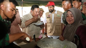 Momen Prabowo Cicipi Masakan Dapur Umum Saat Tinjau Pengungsian Aceh