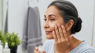 5 Pelembap Mengandung Peptide untuk Usia 50-an, Solusi Ampuh Atasi Kerutan!