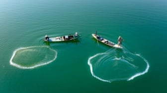 Suara Nelayan Tenggelam: Bertahan di Tengah Banjir Izin Industri