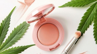 7 Rekomendasi Bedak Padat Anti Dempul, Makeup Auto Flawless dan Anti Cakey