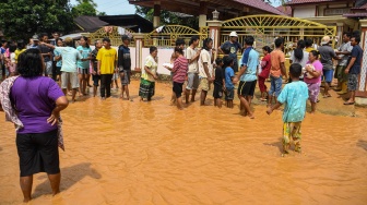 Sejumlah pengungsi bencana banjir bandang dan longsor antre bantuan sembako di Kelurahan Hutanabolon, Kecamatan Tukka,Tapanuli Tengah, Sumatera Utara, Minggu (8/12/2025). [ANTARA FOTO/Muhammad Adimaja/nz]