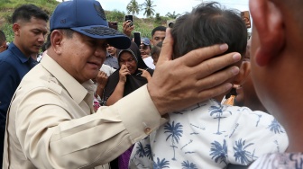 Presiden Prabowo Subianto (kiri) menyapa anak-anak dan pengungsi di posko pengungsian Desa Belee Panah, Bireuen, Aceh, Minggu (7/12/2025). [ANTARA FOTO/Irwansyah Putra/nz]