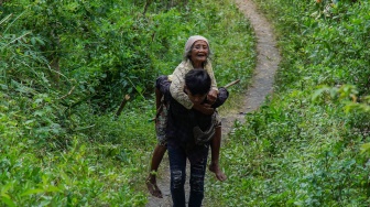 Warga mengungsi ke perbukitan di Dusun Sumberlangsep, Desa Jugosari, Kecamatan Candipuro, Lumajang, Jawa Timur, Senin (8/12/2025). [ANTARA FOTO/Irfan Sumanjaya/nz]
