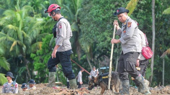 Pawang Unit K-9 Polri menggunakan anjing pelacak untuk mencari korban banjir bandang di Nagari Salareh Aia Timur, Palembayan, Agam, Sumatera Barat, Senin (8/12/2025). [ANTARA FOTO/Wahdi Septiawan/nz]