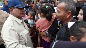 Presiden Prabowo Subianto (kiri) menyapa pengungsi di posko pengungsian Desa Belee Panah, Bireuen, Aceh, Minggu (7/12/2025). [ANTARA FOTO/Irwansyah Putra/nz]