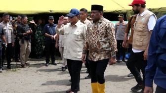 Presiden Prabowo Subianto (ketiga kanan) didampingi Gubernur Aceh Muzakir Manaf (kanan) dan Bupati Bireuen Mukhlis (kedua kanan) menyapa pengungsi di posko pengungsian Desa Belee Panah, Bireuen, Aceh, Minggu (7/12/2025). [ANTARA FOTO/Irwansyah Putra/nz]