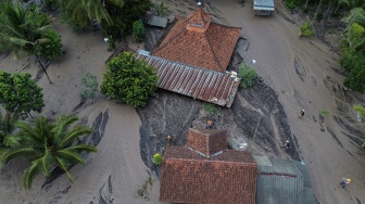 Foto udara kondisi permukiman warga yang terdampak banjir lahar hujan Gunung Semeru di Dusun Sumberlangsep, Desa Jugosari, Kecamatan Candipuro, Lumajang, Jawa Timur, Senin (8/12/2025). [ANTARA FOTO/Irfan Sumanjaya/nz]