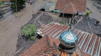 Banjir Lahar Hujan Semeru Kepung Permukiman, Ratusan Warga Terisolasi