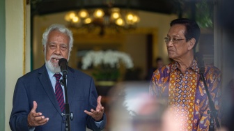 Perdana Menteri Timor Leste Xanana Gusmão (kiri) dan Gubernur D.I Yogyakarta Sri Sultan HBX (kanan) menjawab pertanyaan wartawan usai pertemuan tertutup di Kantor Gubernur DIY, Kepatihan, Yogyakarta, Senin (8/12/2025). [ANTARA FOTO/Andreas Fitri Atmoko/nz]
