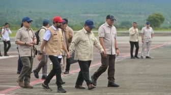 Sepatu Gubernur Aceh Disorot saat Jemput Prabowo Menuju Lokasi Banjir