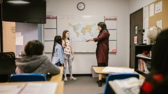 Anak Terlalu Dipuji atau Dikritik Sama-Sama Berpotensi Jadi Pelaku Bullying