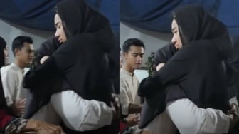 Azizah Salsha Nangis Peluk eks Ibu Mertua di Rumah Duka, Pratama Arhan Malah Cuek Total?