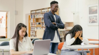 Tak Hanya Sesama Teman, Saat Guru dan Dosen Juga Jadi Pelaku Bully