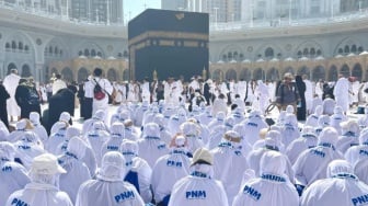 Bentuk Syukur Dapat Umroh dari PNM, Tangis Haru Nasabah PNM Mekaar di Sujud Pertama