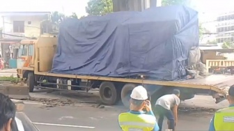 Moncong Truk Trailer Ringsek 'Cium' Separator Busway Daan Mogot, Jalur TransJakarta Sempat Tertutup