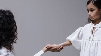 Eldest Daughter Syndrome: Beban Anak Perempuan Sulung yang Terabaikan