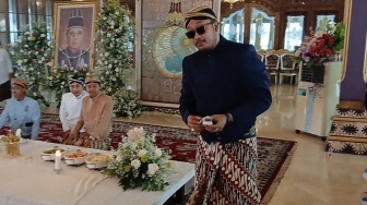 Gaya PB XIV Hangabehi di Acara 40 Hari Wafatnya PB XIII Jadi Sorotan, Serba Hitam