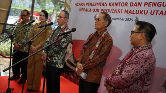 Ketua Dewan Komisioner Otoritas Jasa Keuangan (OJK) Mahendra Siregar (tengah) didampingi Gubernur Maluku Utara Sherly Tjoanda (kedua kiri), Kepala OJK Sulselbar Mochammad Muchlasin (kiri), Kepala Eksekutif Pengawas Perasuransian, Penjaminan, dan Dana Pensiun OJK Ogi Prastomiyono (kedua kanan) dan Kepala OJK Provinsi Maluku Utara Adi Surahmat (kanan) memberi keterangan dalam sesi doorstop usai peresmian kantor dan pengukuhan Kepala OJK Provinsi Maluku Utara di Hotel Bela, Ternate, Maluku Utara, SelasaÂ (9/12/2025). [ANTARA FOTO/Hasrul Said/bar]