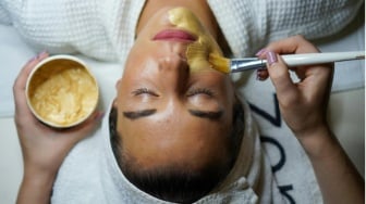 Apakah Masker Emas dan Bubuk Berlian Efektif untuk Kulit Anda?