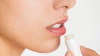 5 Rekomendasi Lip Balm dengan Vitamin C untuk Mencerahkan Bibir Gelap