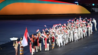 Atlet dan ofisial kontingen Indonesia mengikuti defile dalam pembukaan SEA Games 2025 di Stadion Rajamangala, Bangkok, Thailand, Selasa (9/12/2025).  [ANTARA FOTO/Nova Wahyudi/sgd/foc]
