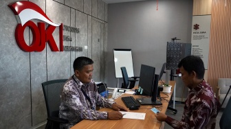 Petugas memberikan pelayanan kepada warga usai peresmian kantor baru Otoritas Jasa Keuangan (OJK) di Ternate, Maluku Utara, Selasa (9/12/2025). [ANTARA FOTO/Hasrul Said/bar]