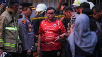 Gubernur DKI Jakarta Pramono Anung (ketiga kiri) meninjau lokasi gedung Terra Drone yang terbakar di jalan Letjen Soeprapto, Cempaka Baru, Kemayoran, Jakarta Pusat, Selasa (9/12/2025). [ANTARA FOTO/Hafidz Mubarak A/foc]