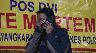 Derai Tangis di RS Polri, Keluarga Menanti Identitas 22 Korban Terra Drone