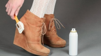 7 Cara Mengatasi Sepatu Suede Jika Terkena Air Agar Tetap Awet